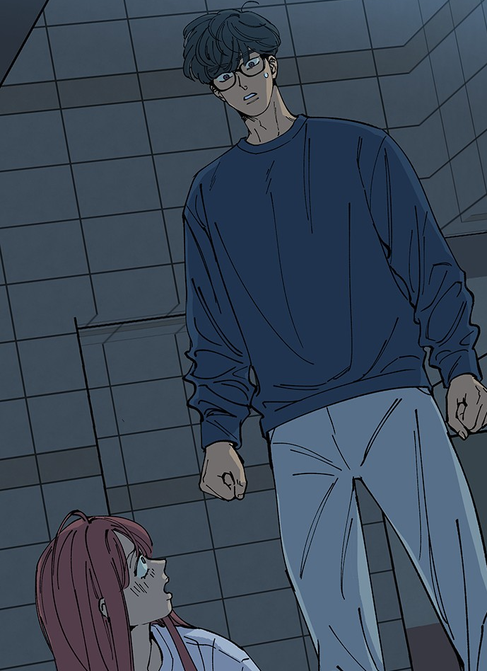 이제야와 한서리가 몸이 바뀐 직후 당황하며 서로를 바라보는 장면.