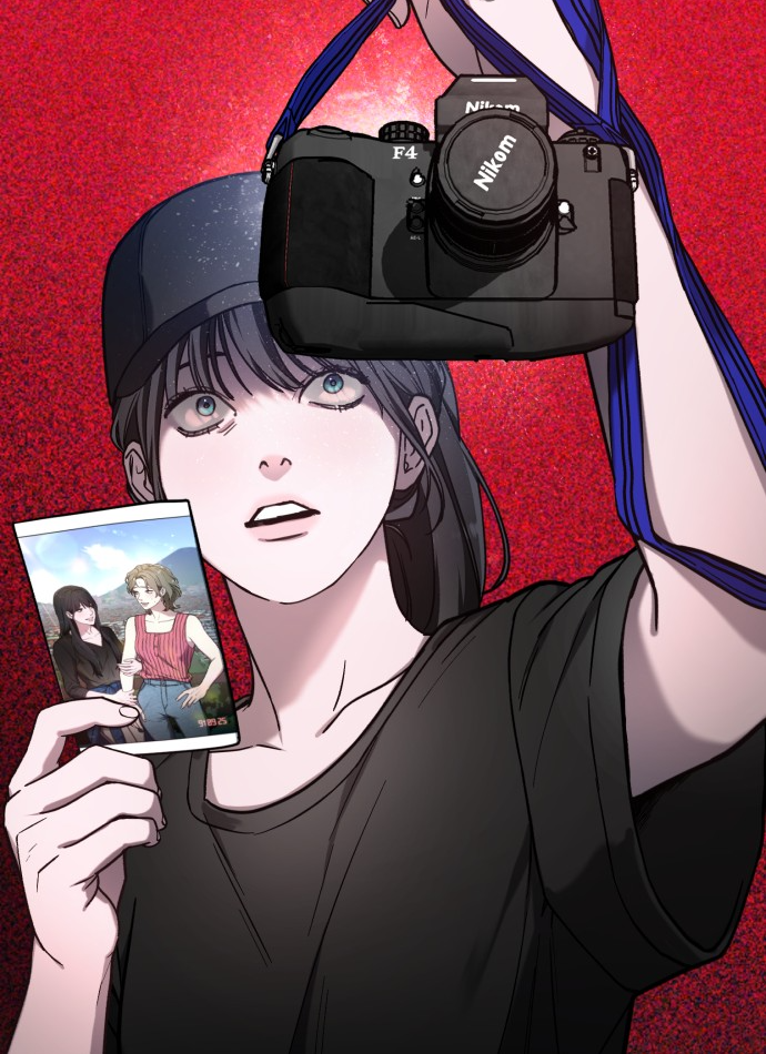 자신이 찍힌 사진과 날짜를 보고 놀라는 주인공의 모습.